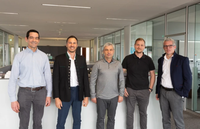 Blicken gemeinsam zuversichtlich in die Zukunft (v. l. n. r.): Die beiden Geschäftsführer von SolarImpuls, Hubert Greber und Peter Gschliesser, mit Franz Blauensteiner, Stephan Descher (beide SolarImpuls) und Matthias Moosbrugger (Rhomberg Bau).  Blicken gemeinsam zuversichtlich in die Zukunft (v. l. n. r.): Die beiden Geschäftsführer von SolarImpuls, Hubert Greber und Peter Gschliesser, mit Franz Blauensteiner, Stephan Descher (beide SolarImpuls) und Matthias Moosbrugger (Rhomberg Bau).